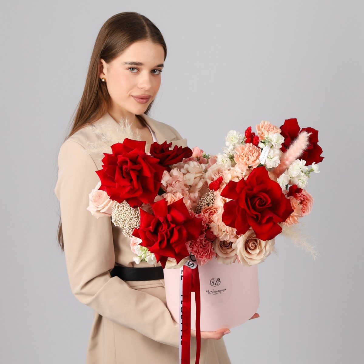 cvety v korobke gortenziya s francuzskimi rozami 4